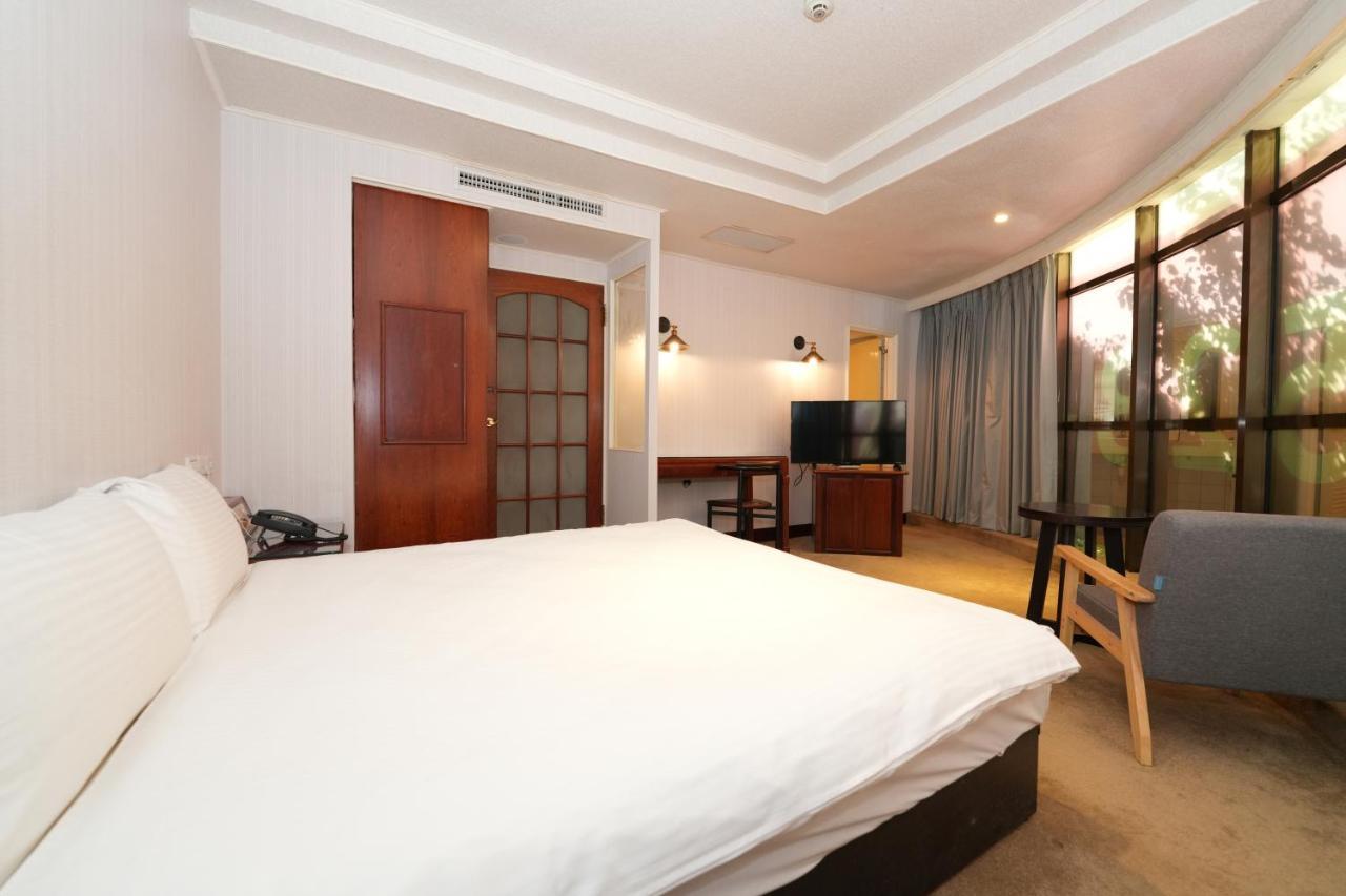Meworld Hotel - Sanchong Tajpej Kültér fotó