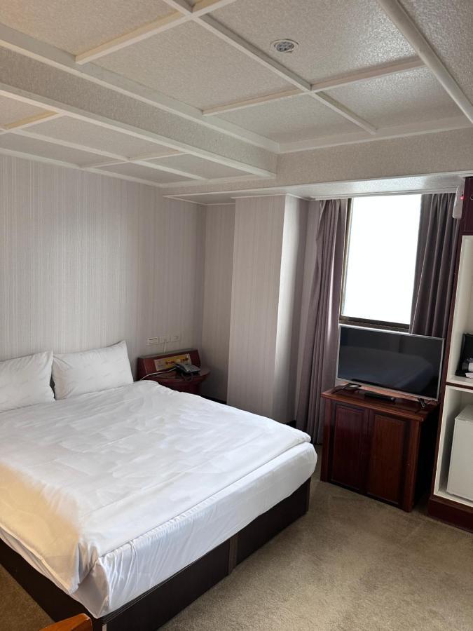 Meworld Hotel - Sanchong Tajpej Kültér fotó