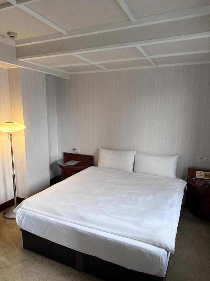 Meworld Hotel - Sanchong Tajpej Kültér fotó