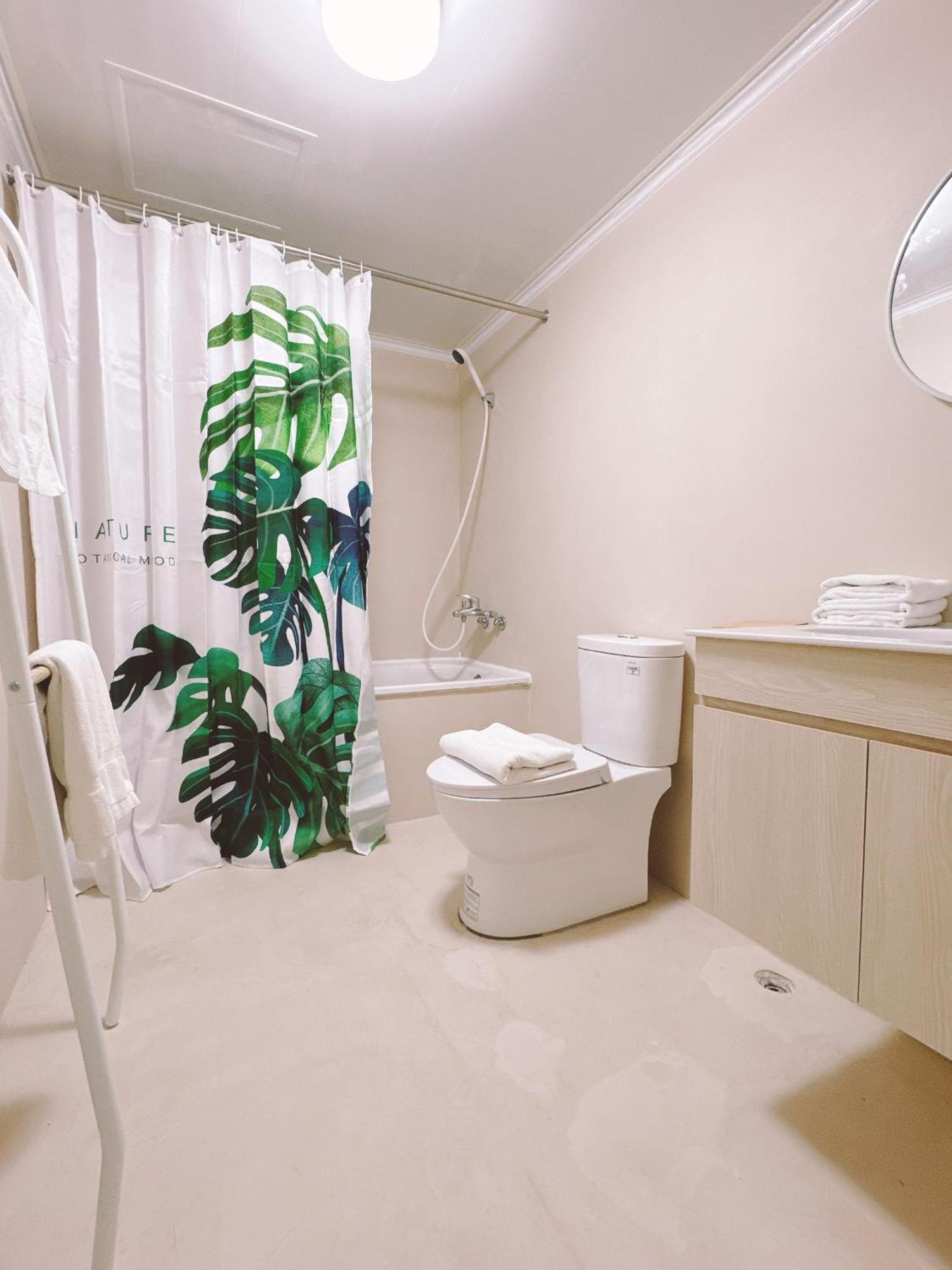 Meworld Hotel - Sanchong Tajpej Kültér fotó